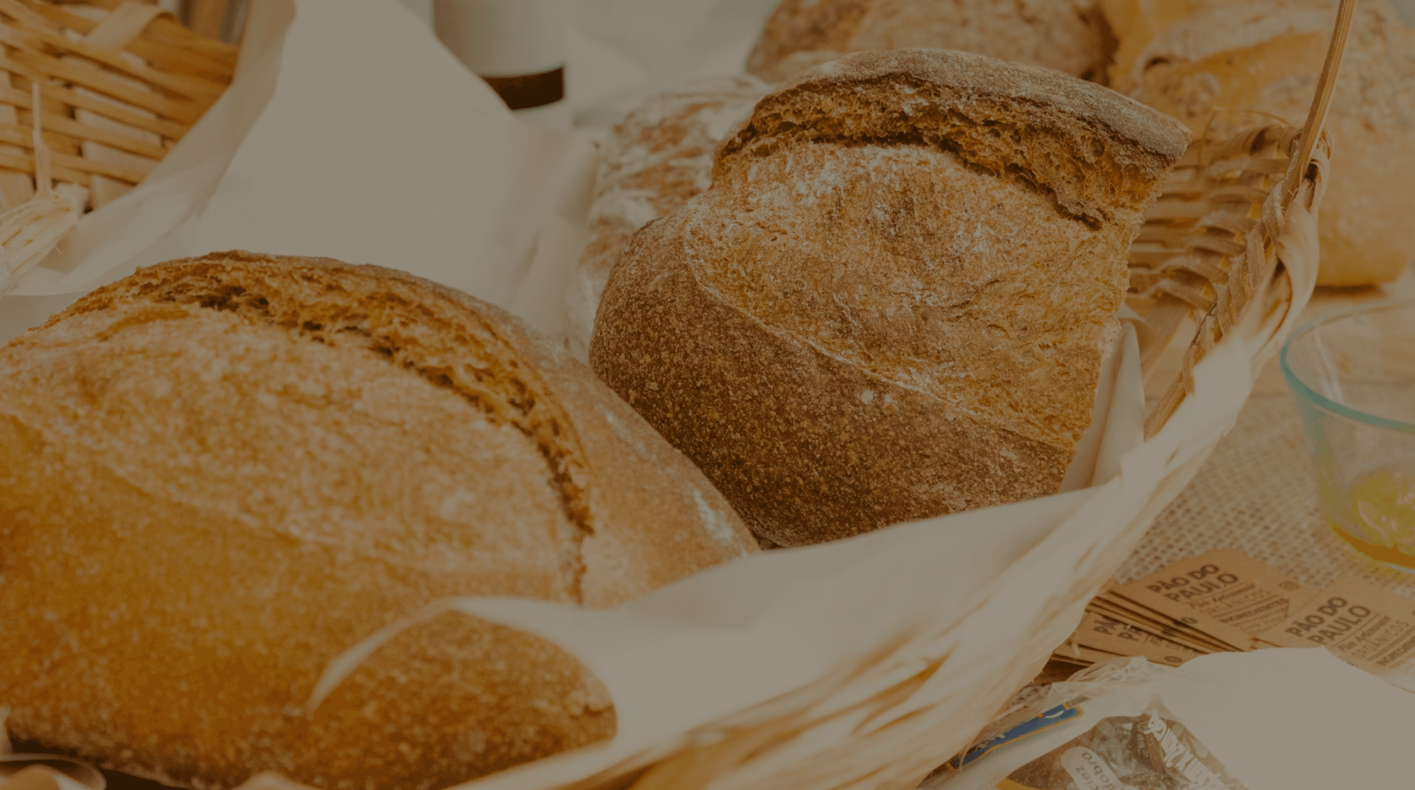 pan en la cesta sobre la mesa