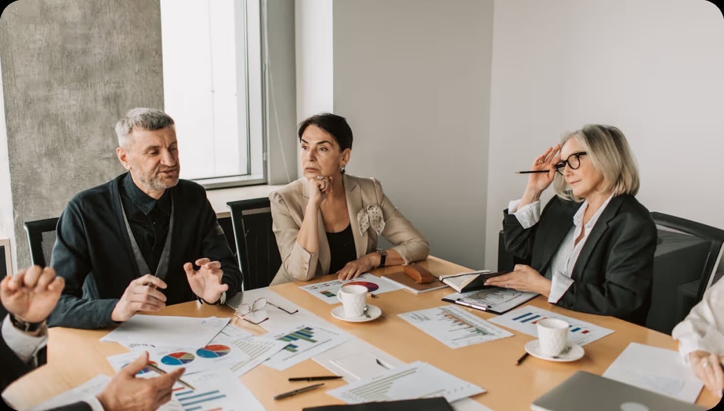un gruppo di persone che tengono una riunione in ufficio