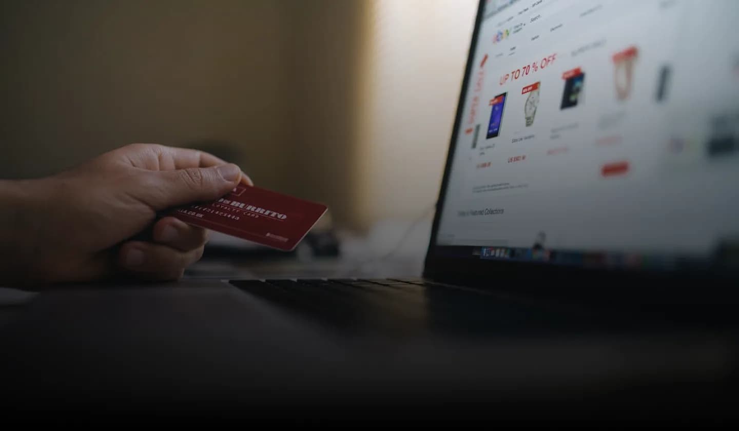 Pagamento online su laptop utilizzando carta di credito per acquisti ecommerce