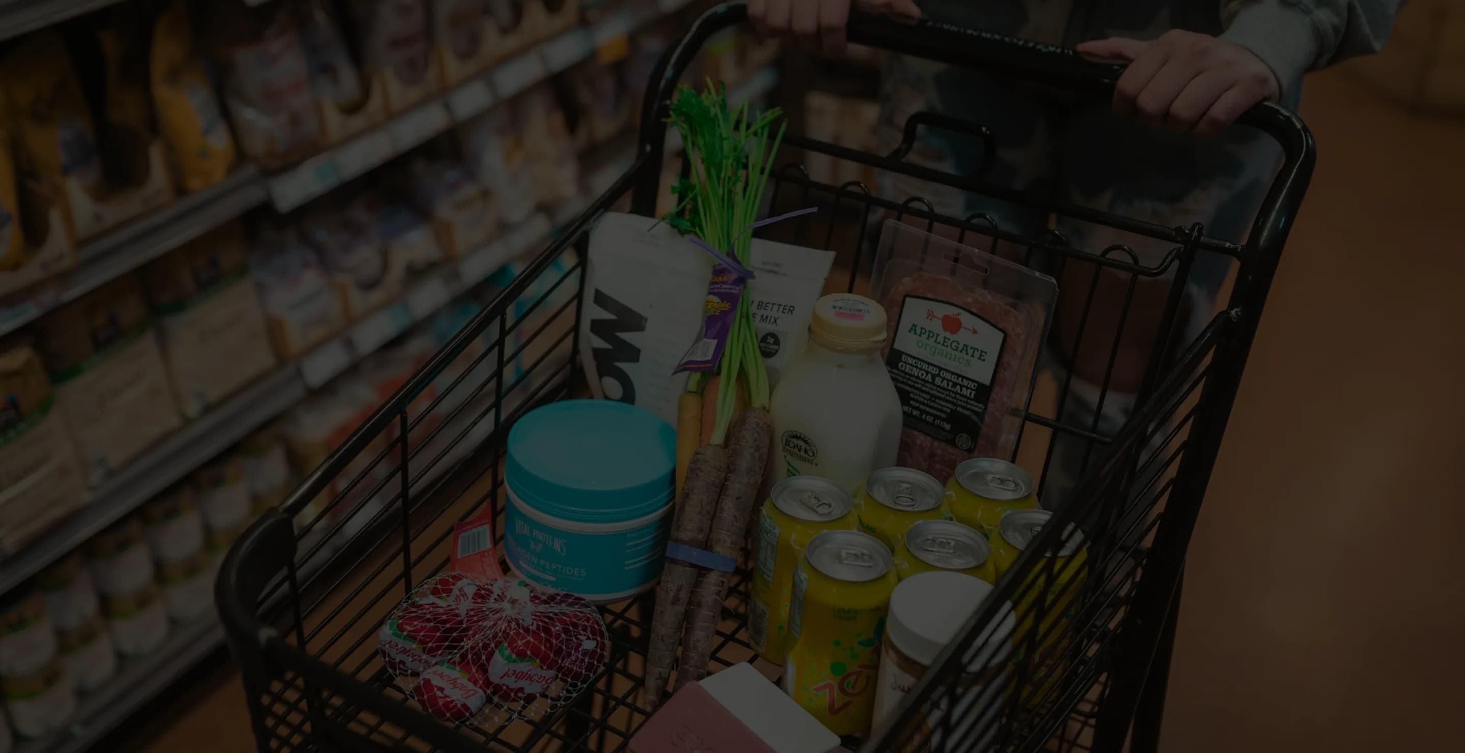 Scène d'achat d'épicerie représentant la sélection de produits frais et les achats quotidiens